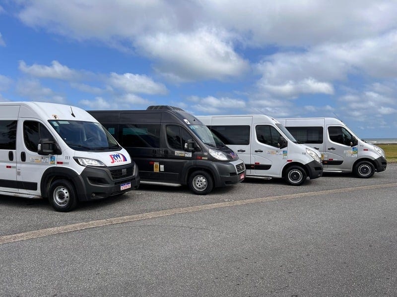 Frota da Taxi Van Peruíbe estacionada na orla de Peruíbe